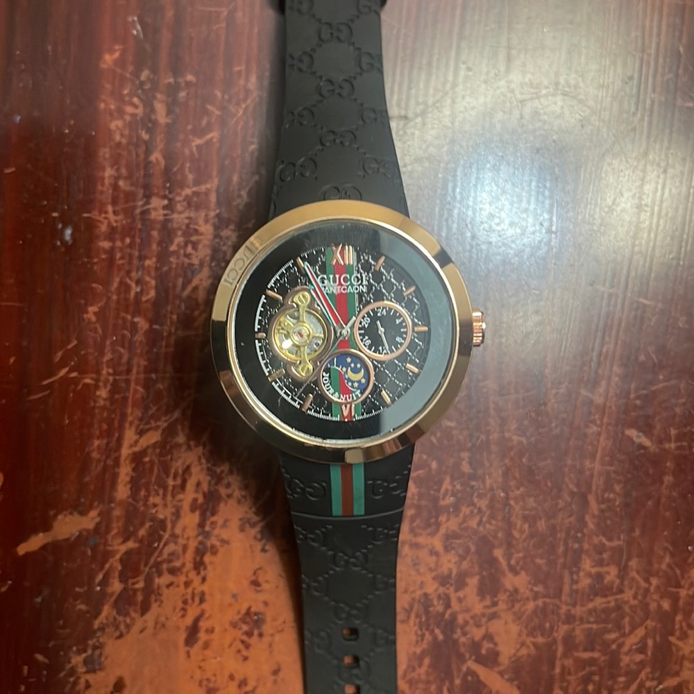 Gucci watch official with serial number new only worn once - Picture 1 of 2